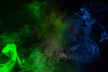 Siyah arka planda yeşil ve pembe buhar. Boşluğu kopyala.