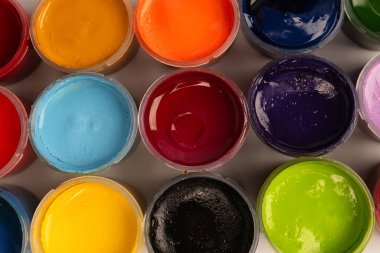 Gouache renkli boya seti. Kavanozlar dolusu guaj boyası beyaz arka planda izole edilmiş..