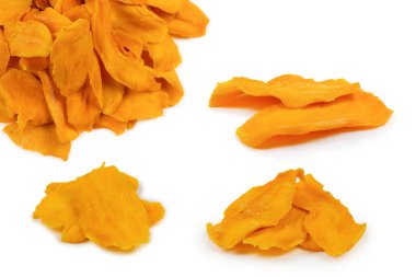 Tatlı mango dilimleri arka planda. Üst görünüm.