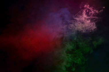 Siyah arka planda turuncu ve kırmızı buhar. Boşluğu kopyala.