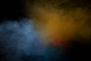 Siyah arka planda turuncu ve kırmızı buhar. Boşluğu kopyala.