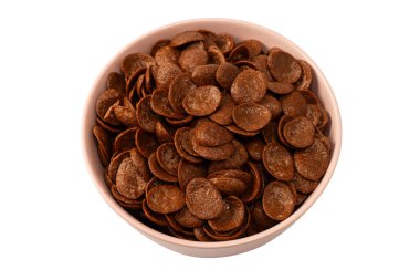 Beyaz arka planda izole edilmiş bir kasedeki mısır gevrekleri. Çikolatalı gevrek..