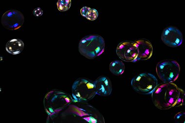 Sabun köpükleri siyah arka planda izole edilmiş. Boşluğu kopyala.