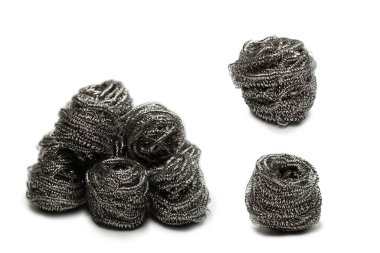 Bulaşık süngeri beyaz arka planda izole edilmiş. Temizleyici, mutfak kazıyıcısı..