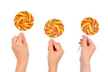Beyaz arka planda izole edilmiş kadın eli lolipopu. Metin veya tasarım için boşluk.