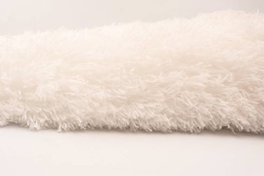 Arkaplan olarak beyaz kabarık kumaş dokusu.