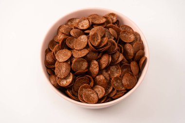 Beyaz arka planda izole edilmiş bir kasedeki mısır gevrekleri. Çikolatalı gevrek..