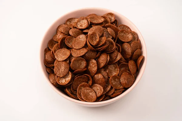 Beyaz arka planda izole edilmiş bir kasedeki mısır gevrekleri. Çikolatalı gevrek..