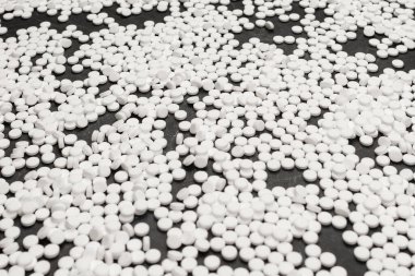 Beyaz arka planda izole edilmiş şeker ikame hapları. Üst görünüm.