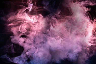 Siyah arka planda mavi ve pembe buhar. Boşluğu kopyala.