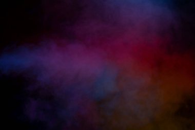 Siyah arka planda mavi ve mor buhar. Boşluğu kopyala.