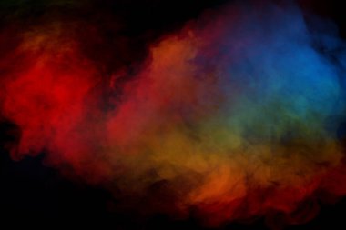 Siyah arka planda kırmızı ve yeşil buhar. Boşluğu kopyala.