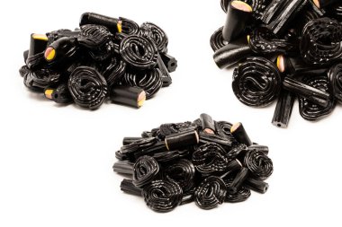 Beyaz arka planda izole edilmiş jöle anason şekeri. Siyah jöleli şekerler. Üst Manzara. Lezzetli jelatin şekerler..