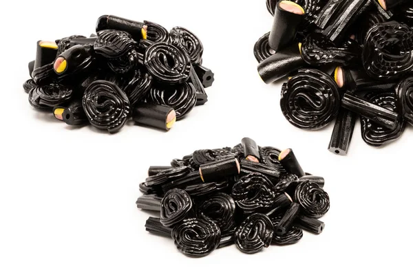 Beyaz arka planda izole edilmiş jöle anason şekeri. Siyah jöleli şekerler. Üst Manzara. Lezzetli jelatin şekerler..