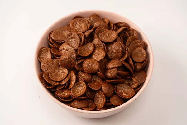 Beyaz arka planda izole edilmiş bir kasedeki mısır gevrekleri. Çikolatalı gevrek..