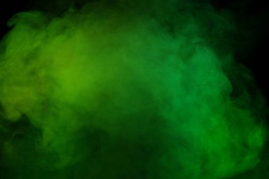 Siyah arka planda kırmızı ve yeşil buhar. Boşluğu kopyala.