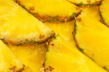 Arka plan olarak ananas sulu sarı dilimler. Üst görünüm.