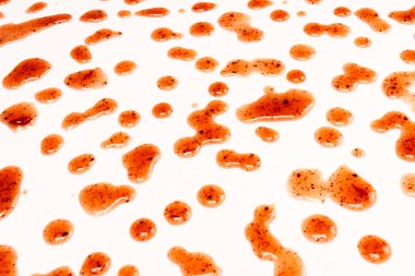 Kırmızı reçel beyaz arka planda izole edilmiş. Üst görünüm.