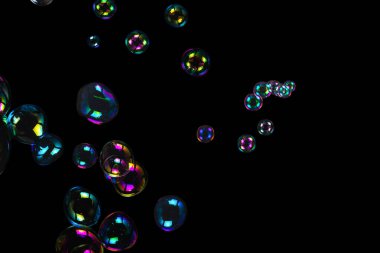 Sabun köpükleri siyah arka planda izole edilmiş. Boşluğu kopyala.