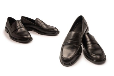 Beyaz arka planda izole edilmiş siyah deri ayakkabılar..