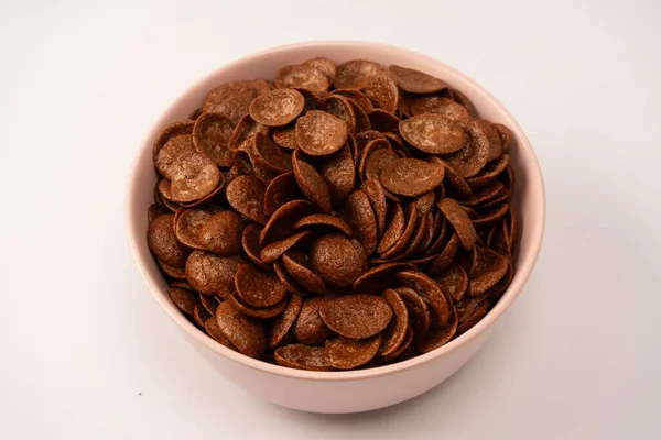 Beyaz arka planda izole edilmiş bir kasedeki mısır gevrekleri. Çikolatalı gevrek..