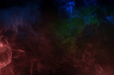 Siyah arka planda sarı ve pembe buhar. Boşluğu kopyala.