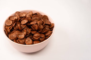 Beyaz arka planda izole edilmiş bir kasedeki mısır gevrekleri. Çikolatalı gevrek..