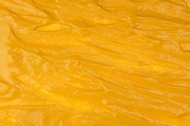 Sarı sos arka plan olarak sıçrıyor. Üst görünüm.