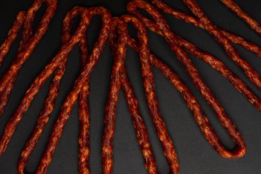 Cabanossi, siyah arka planda izole edilmiş kuru sosis..