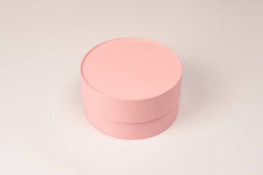 Beyaz arkaplanda izole edilmiş pembe yuvarlak boş kutu.