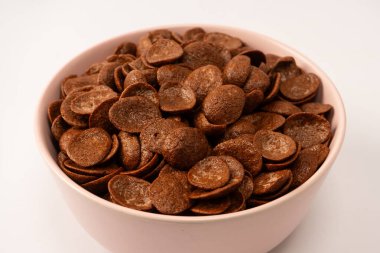 Beyaz arka planda izole edilmiş bir kasedeki mısır gevrekleri. Çikolatalı gevrek..