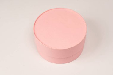 Beyaz arkaplanda izole edilmiş pembe yuvarlak boş kutu.