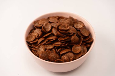 Beyaz arka planda izole edilmiş bir kasedeki mısır gevrekleri. Çikolatalı gevrek..