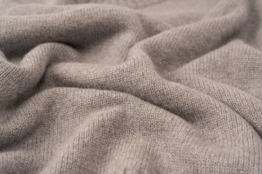 Arka plan olarak yumuşak gri merino yün süveter dokusu. Üst görünüm.