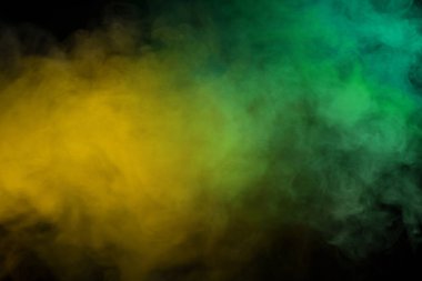 Siyah arka planda kırmızı ve yeşil buhar. Boşluğu kopyala.