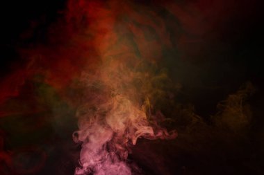 Siyah arka planda sarı ve pembe buhar. Boşluğu kopyala.