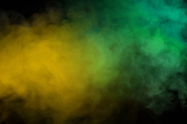 Siyah arka planda kırmızı ve yeşil buhar. Boşluğu kopyala.