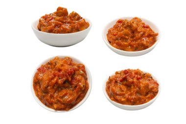 Beyaz arka planda izole edilmiş bir kasede sebze güveci..