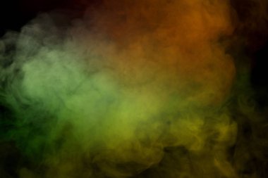 Siyah arka planda turuncu ve kırmızı buhar. Boşluğu kopyala.