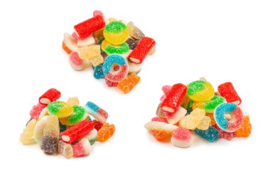 Çeşit çeşit şekerleme. Üst Manzara. Jöleli şekerler. Beyazda izole edilmiş.
