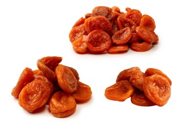 Beyaz arka planda izole edilmiş kurumuş kayısılar..