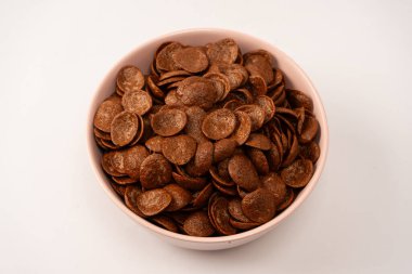 Beyaz arka planda izole edilmiş bir kasedeki mısır gevrekleri. Çikolatalı gevrek..