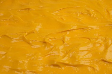 Sarı sos arka plan olarak sıçrıyor. Üst görünüm.