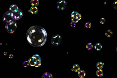 Sabun köpükleri siyah arka planda izole edilmiş. Boşluğu kopyala.