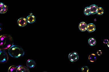 Sabun köpükleri siyah arka planda izole edilmiş. Boşluğu kopyala.