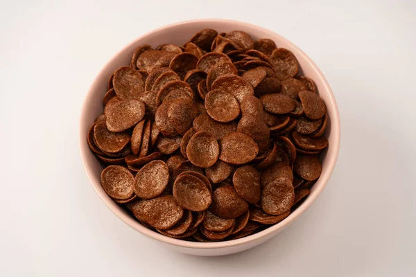 Beyaz arka planda izole edilmiş bir kasedeki mısır gevrekleri. Çikolatalı gevrek..