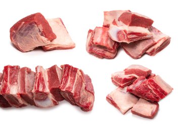 Beyaz arka planda çiğ pirzola. Üst görünüm.