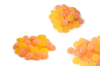 Beyaz arka planda izole edilmiş parlak narenciye lolipopları.