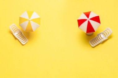 Sarı arka planda güneş ışığı ve sarı şemsiye..