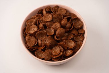 Beyaz arka planda izole edilmiş bir kasedeki mısır gevrekleri. Çikolatalı gevrek..